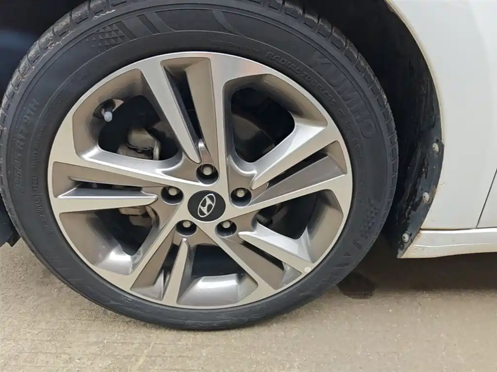 Hyundai Elantra 2019 — фото 23