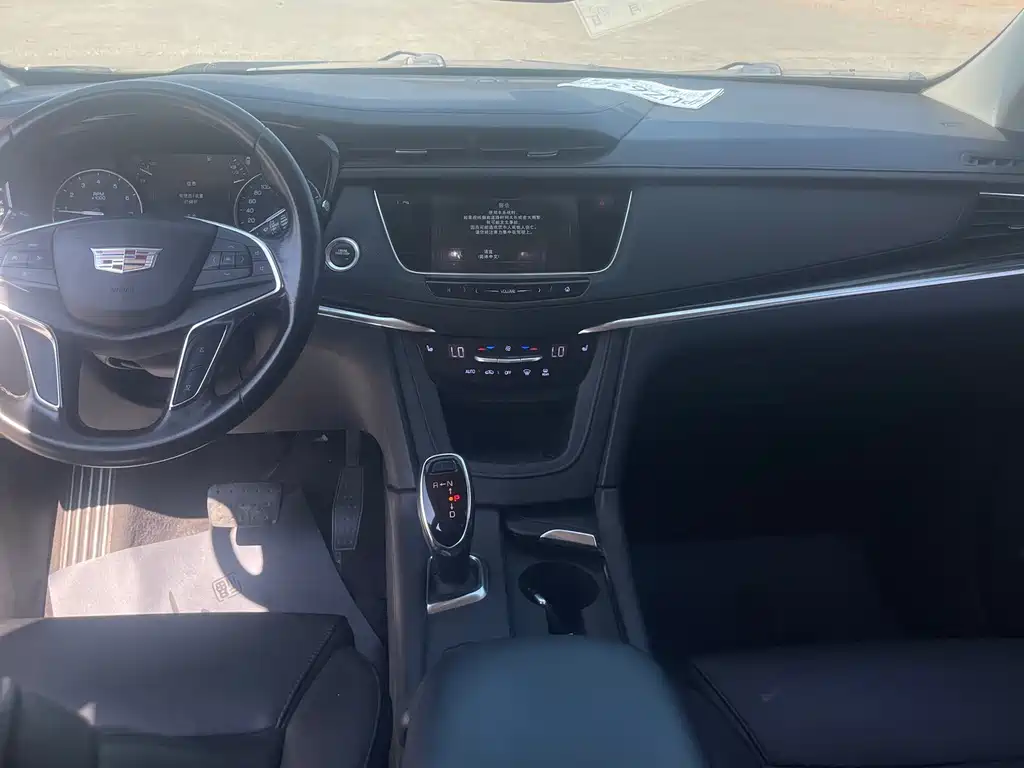 Cadillac XT5 2017 — фото 10