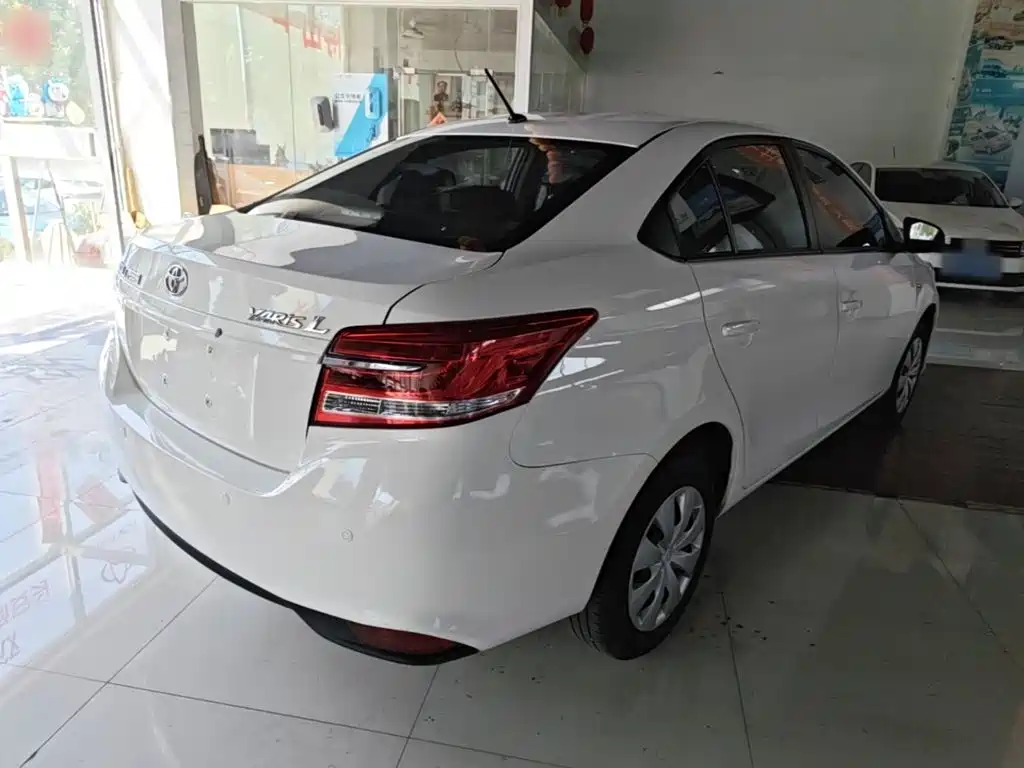 Toyota Yaris L 2021