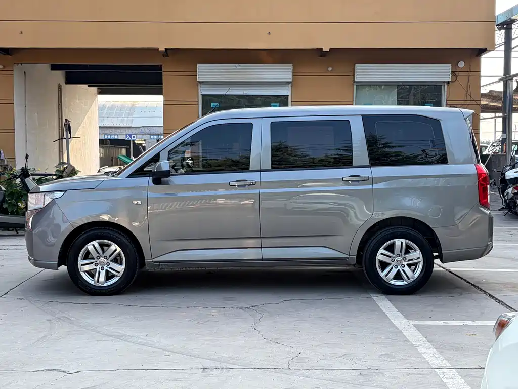 Wuling Hongguang PLUS 2019 — фото 14