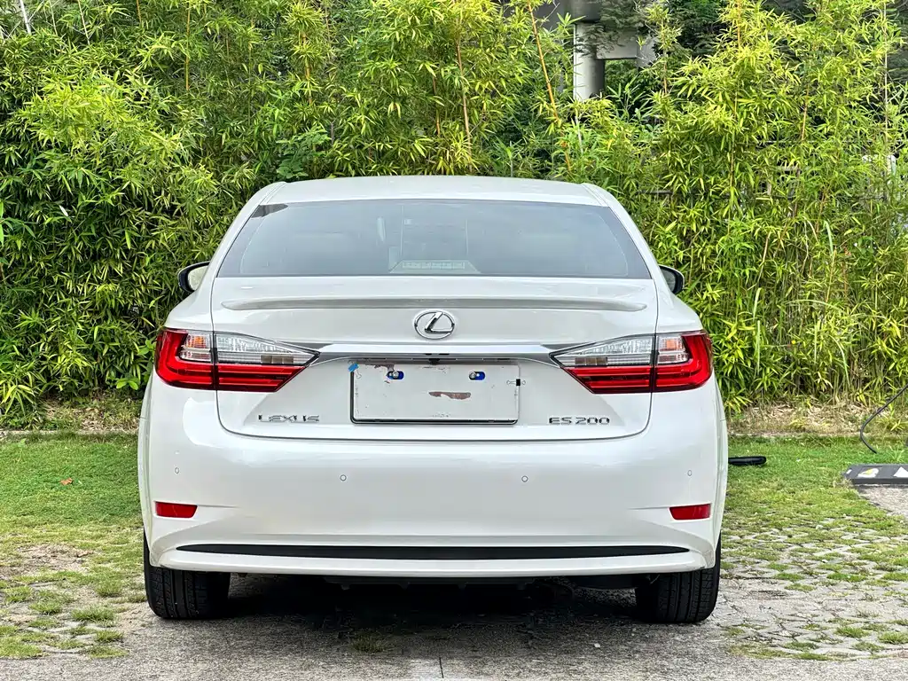Lexus ES 2017 — фото 15