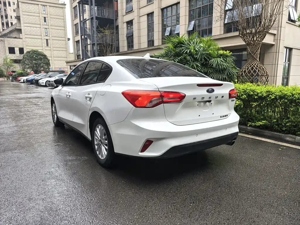 Ford Focus 2019 — фото 10