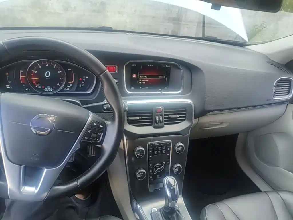 Volvo V40 2015 — фото 10