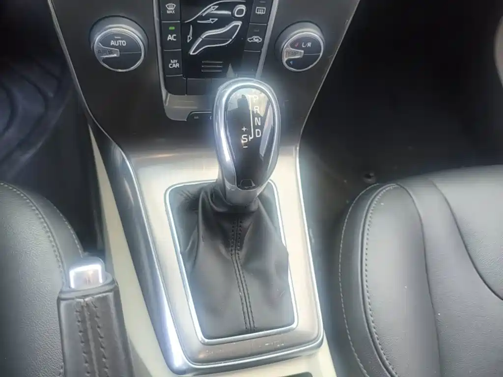 Volvo V40 2015 — фото 14