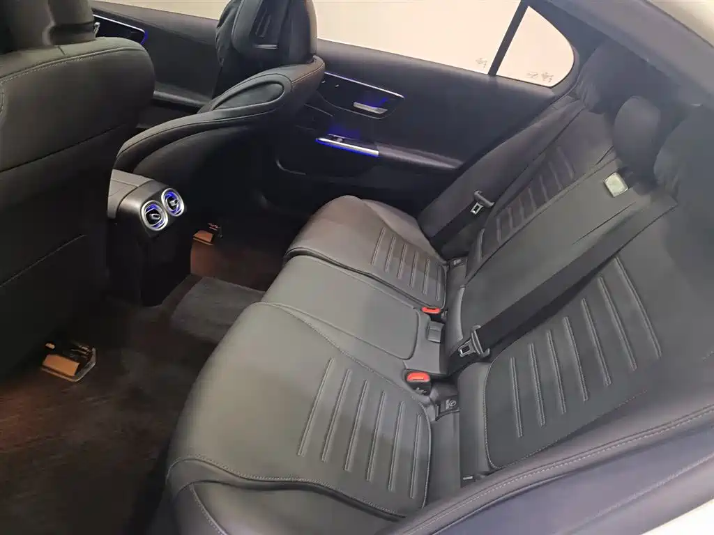 Mercedes-Benz C-Class 2025 — фото 10
