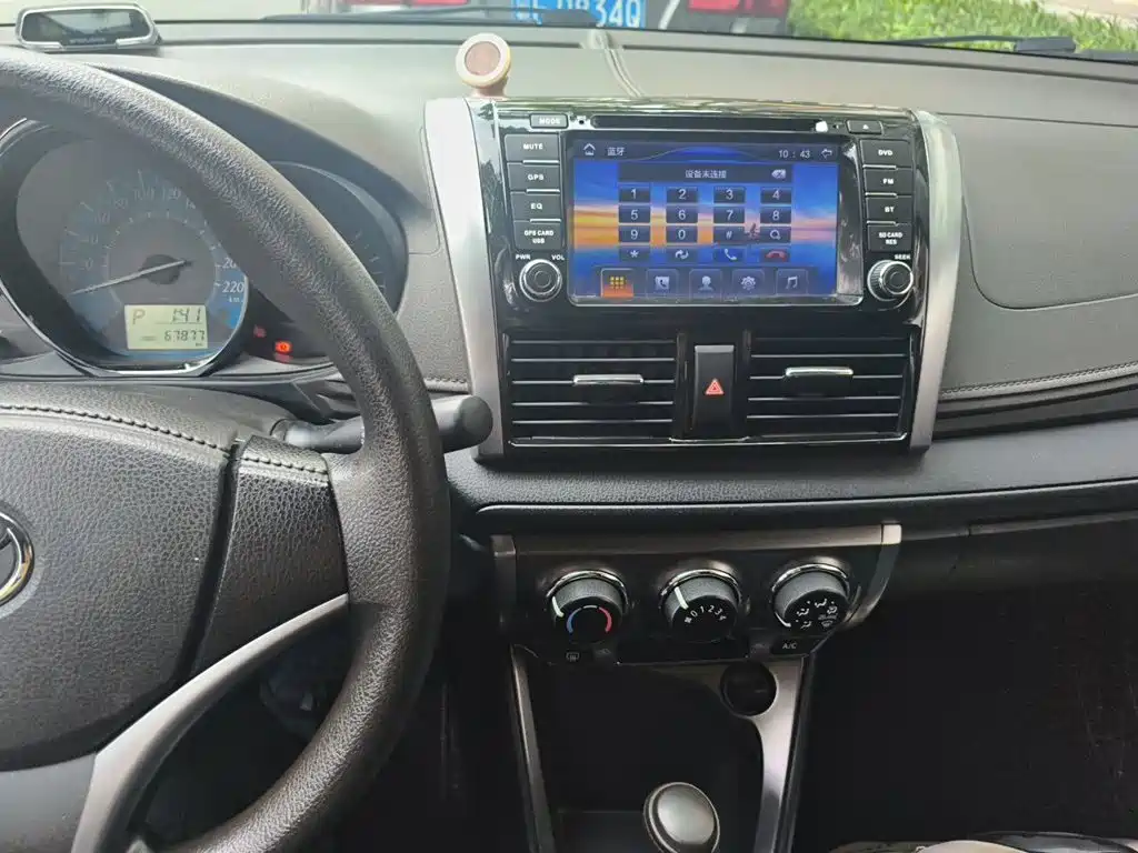 Toyota Yaris L 2015 — фото 10