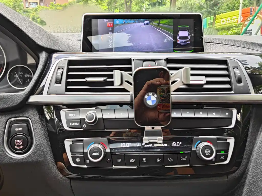 BMW 3 Series 2018 — фото 14