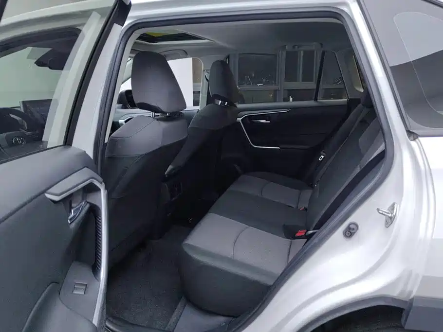 Toyota RAV4 2022 — фото 11