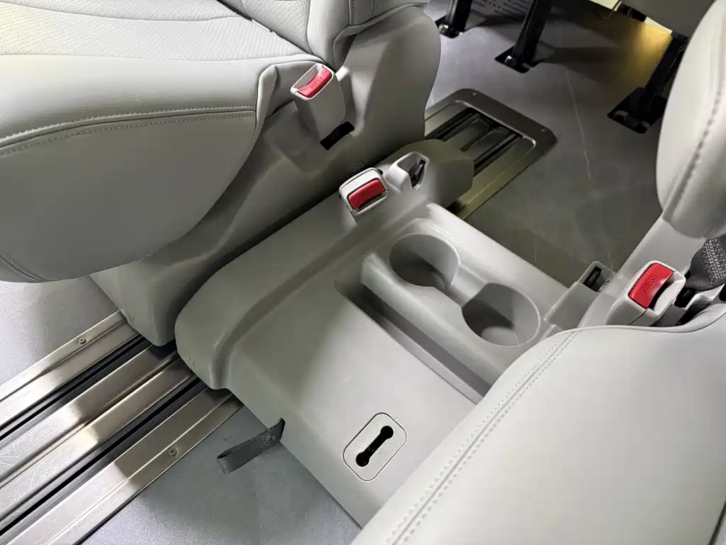 Toyota Sienna 2016 — фото 30