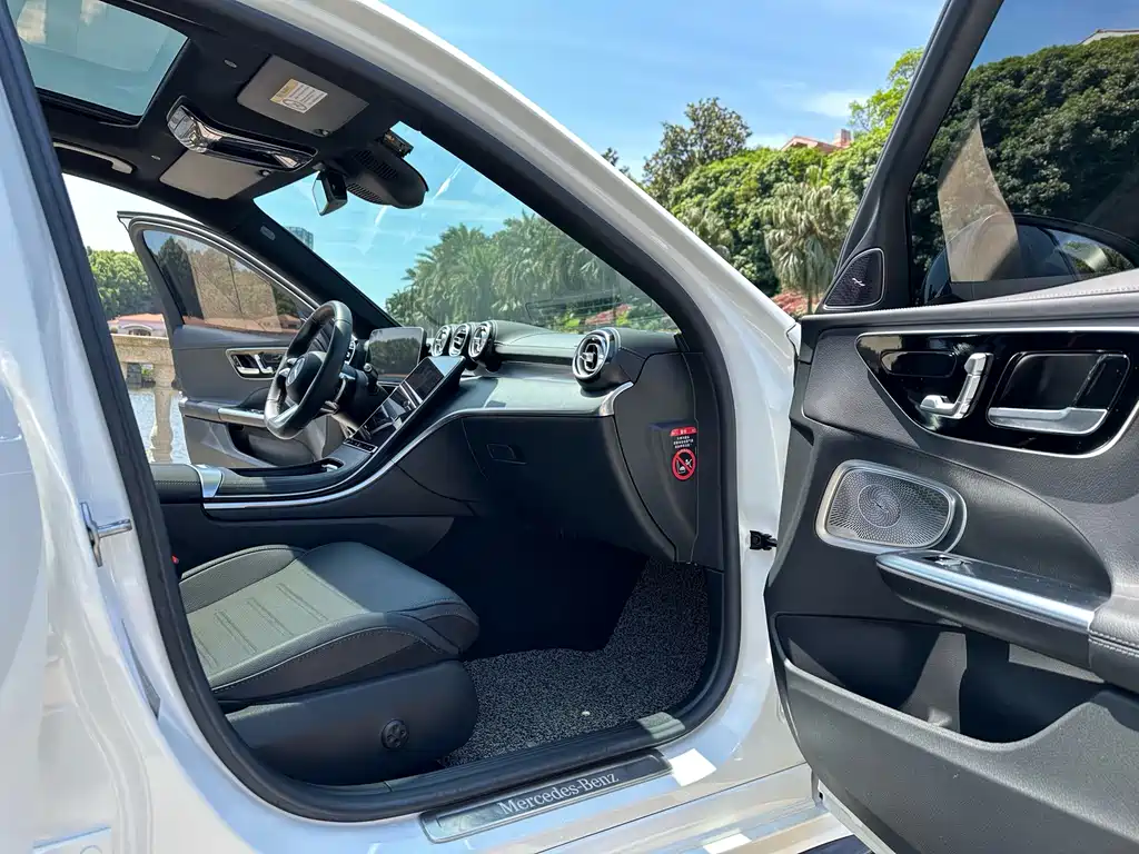 Mercedes-Benz C-Class 2023 — фото 10