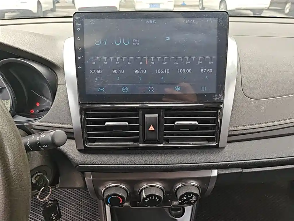 Toyota Yaris L 2015 — фото 13