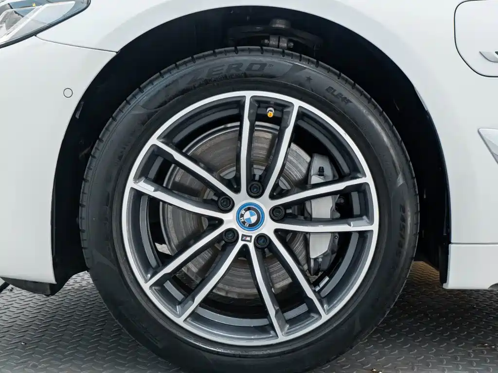 BMW 5 Series New Energy 2023 — фото 8