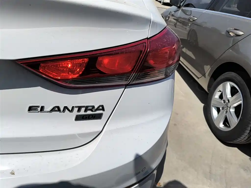 Hyundai Elantra 2018 — фото 8