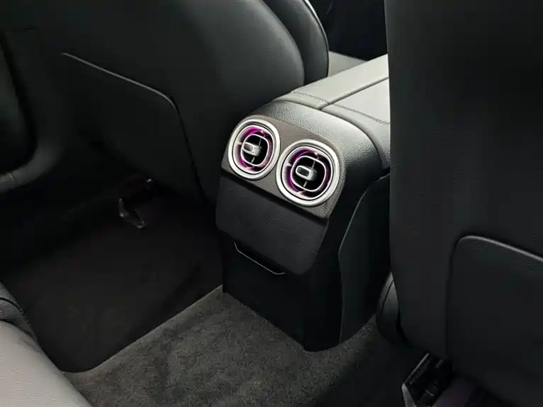 Mercedes-Benz C-Class 2025 — фото 15