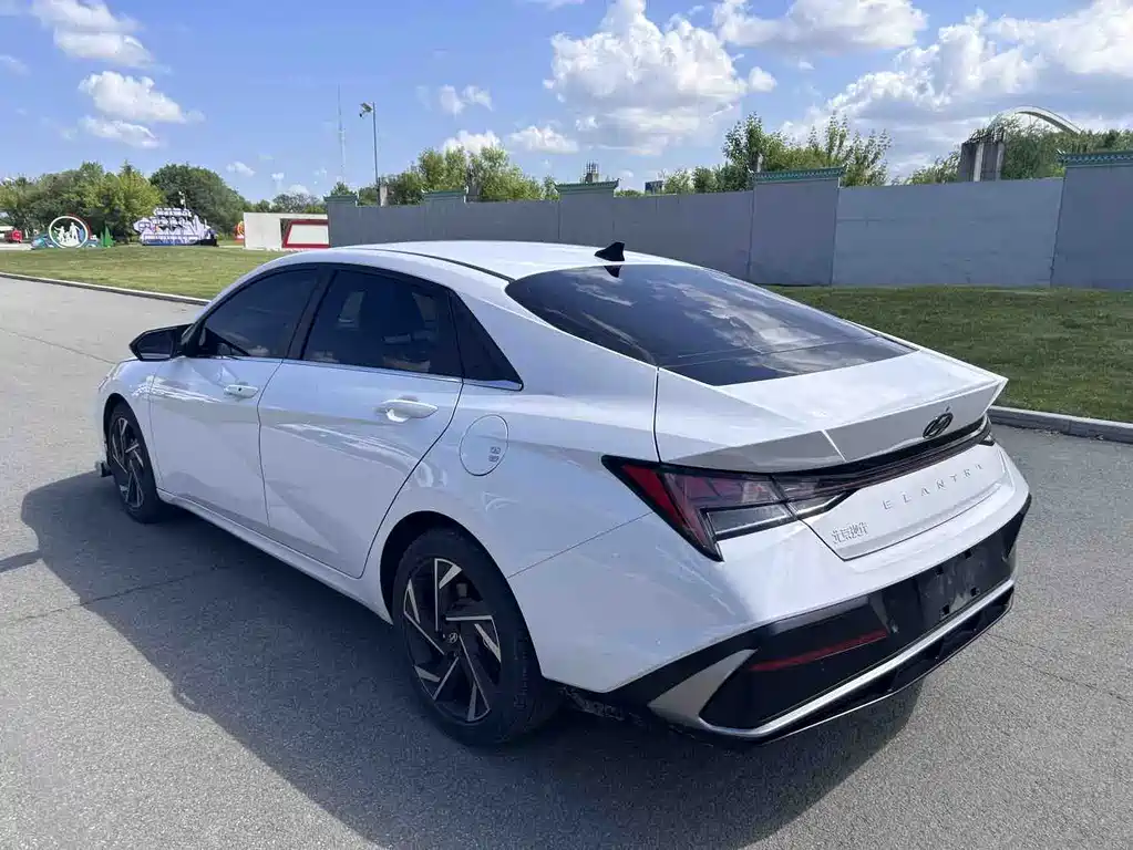 Hyundai Elantra 2023 — фото 13