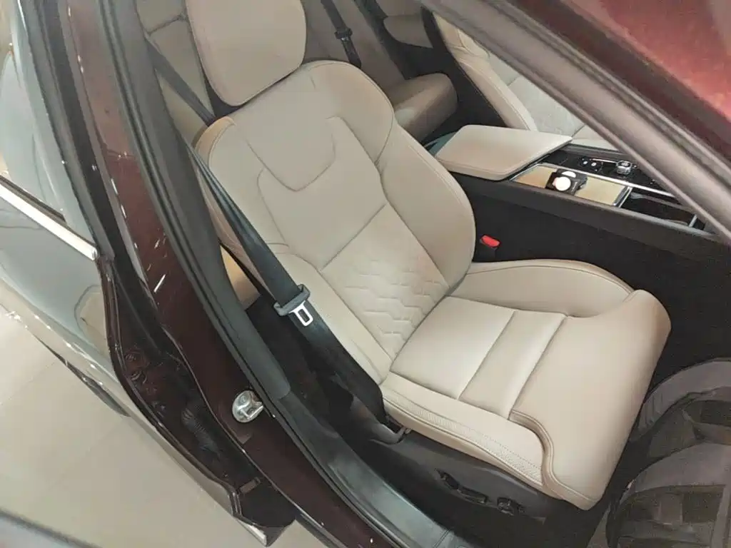 Volvo XC60 Plug-In Hybrid 2025 — фото 25