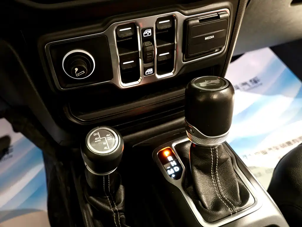 Jeep Wrangler 2021 — фото 13