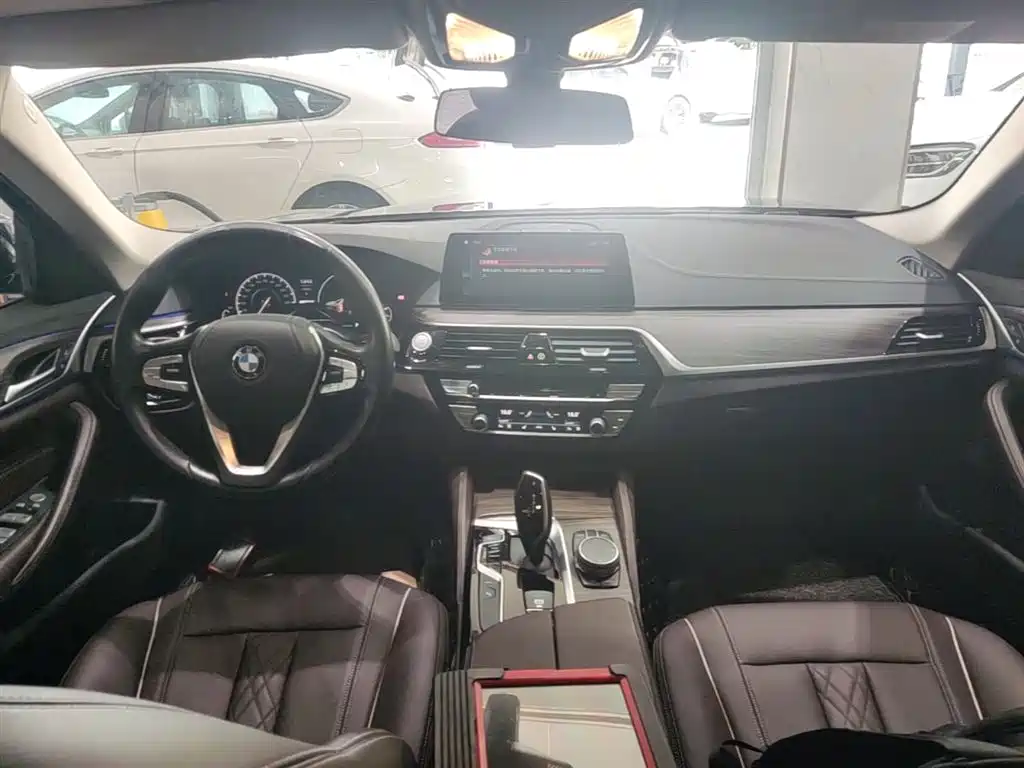 BMW 5 Series New Energy 2019 — фото 10