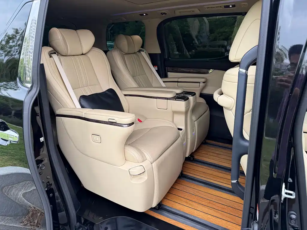 Toyota Alphard 2022 — фото 12
