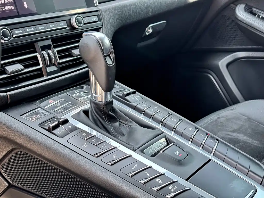 Porsche Macan 2021 — фото 15
