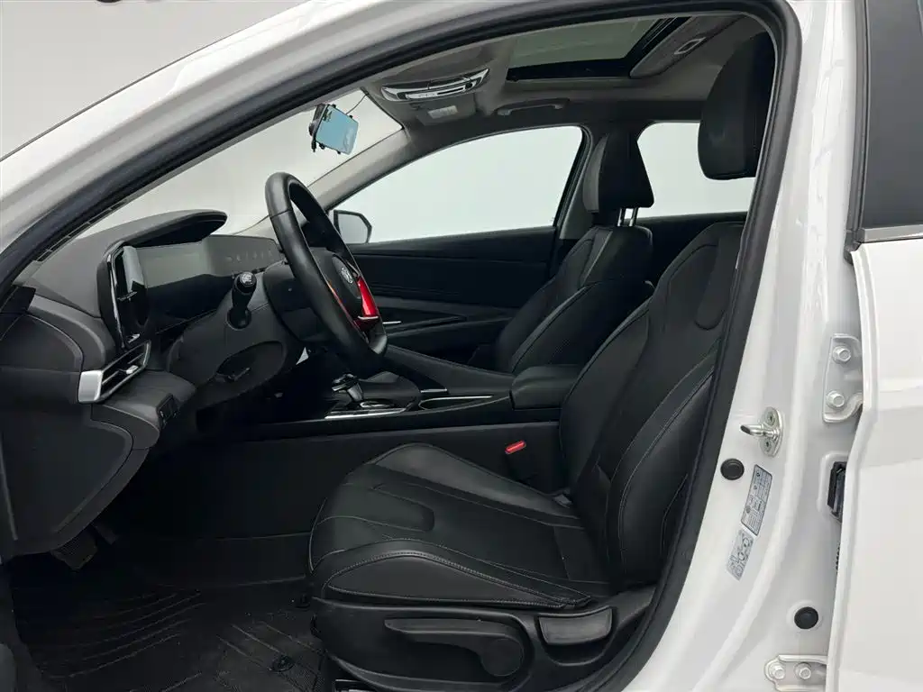 Hyundai Elantra 2022 — фото 17
