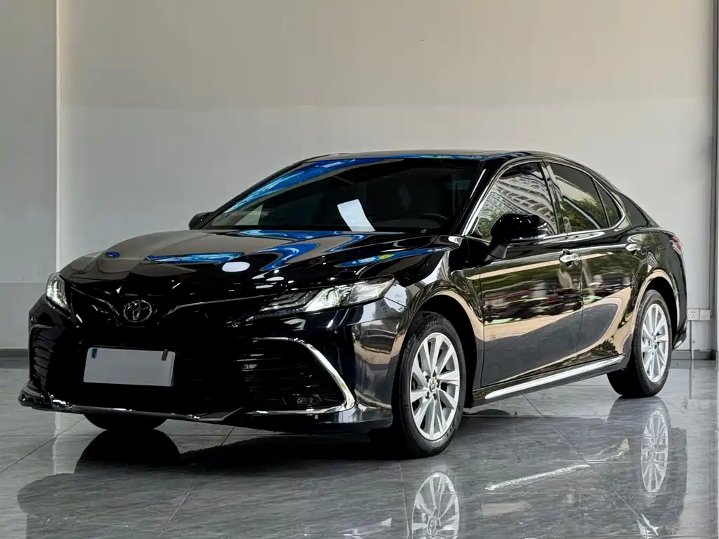 Toyota Camry 2023 — фото 1