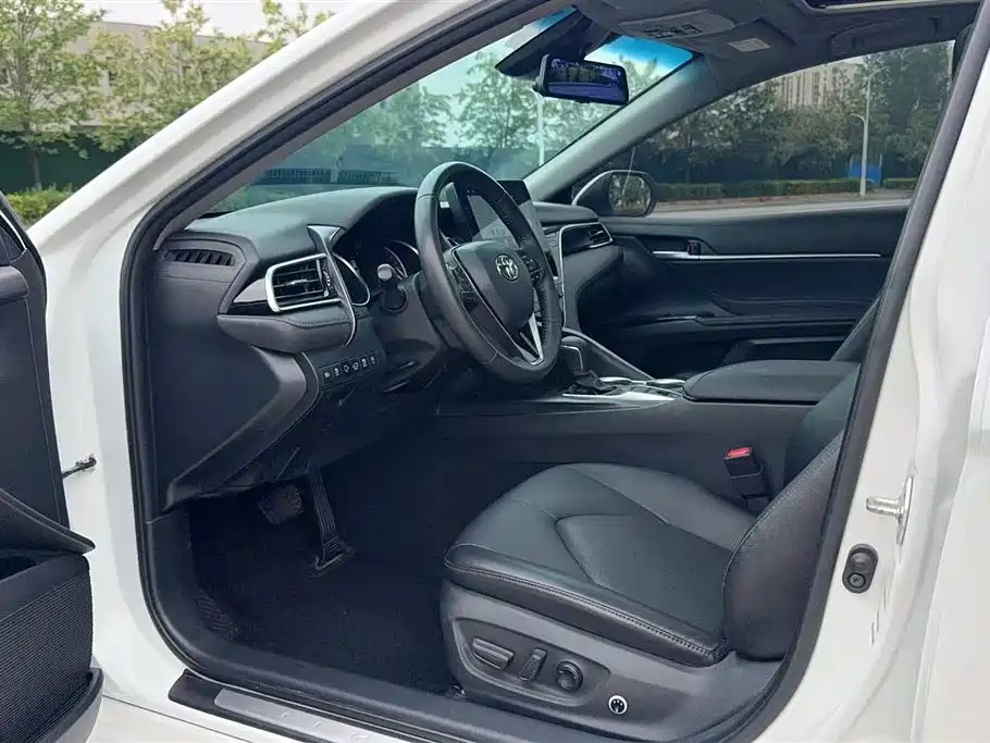 Toyota Camry 2022 — фото 19