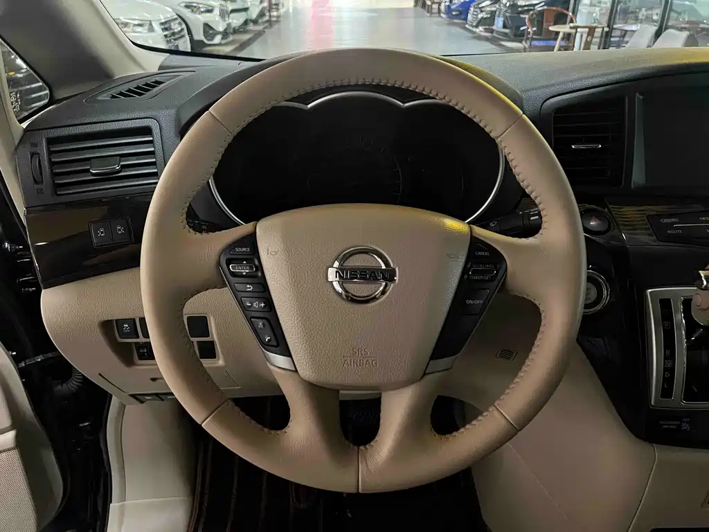 Nissan Quest 2017 — фото 10