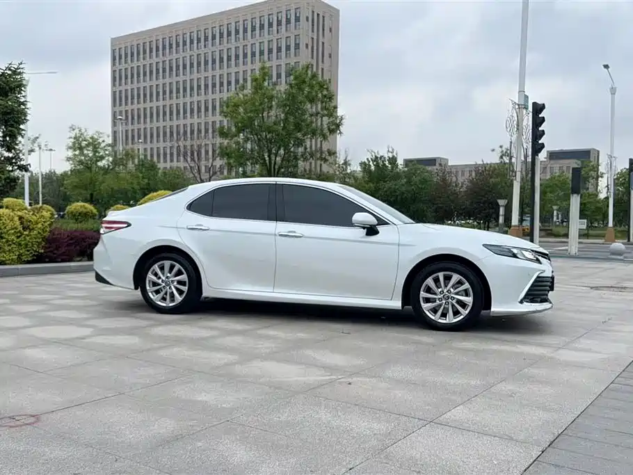 Toyota Camry 2022 — фото 10