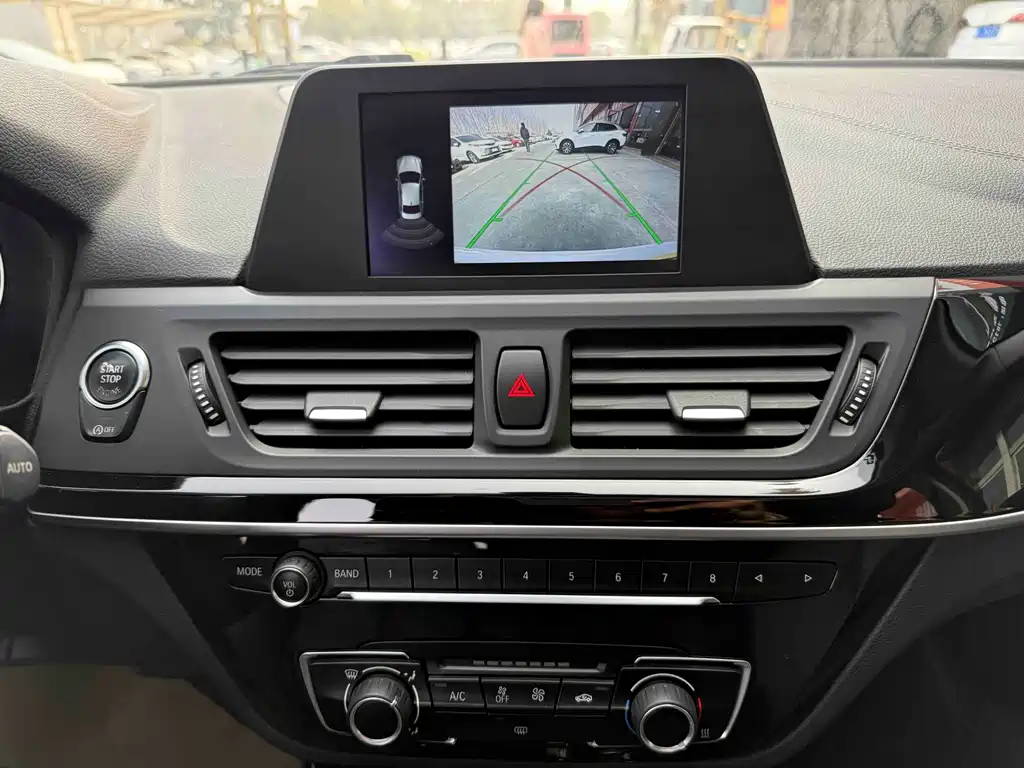 BMW 1 Series 2018 — фото 10