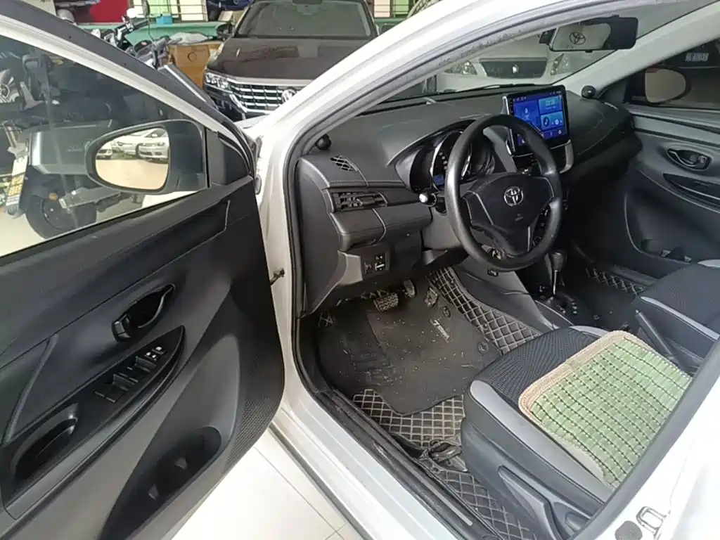 Toyota Yaris L 2020 — фото 16