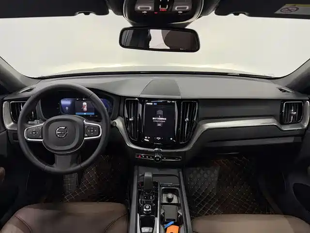 Volvo XC60 2025 — фото 9