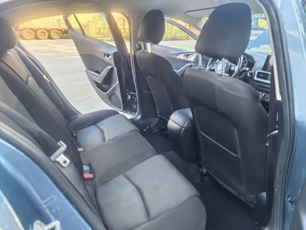 Mazda 3 Axela 2019 — фото 19