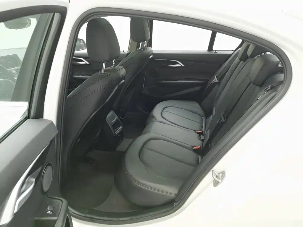 BMW 1 Series 2018 — фото 15