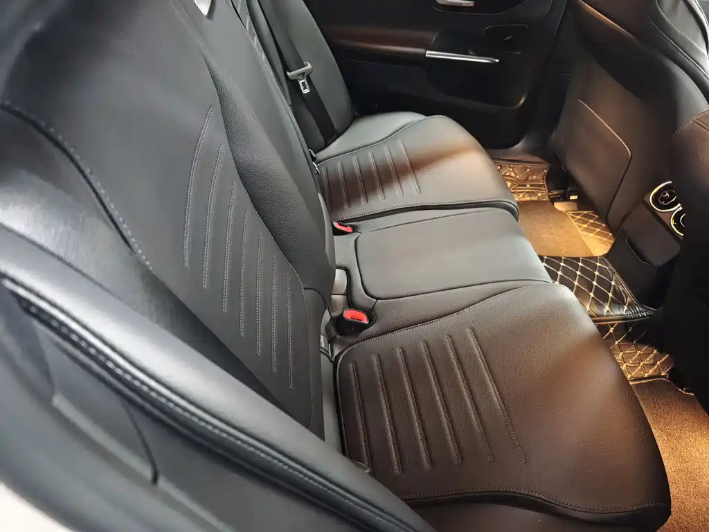 Mercedes-Benz C-Class 2023 — фото 13