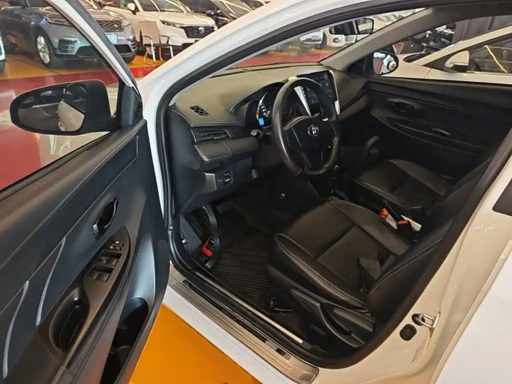 Toyota Yaris L 2021 — фото 16