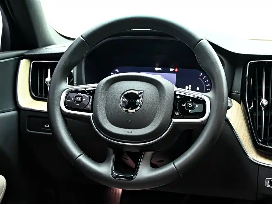 Volvo XC60 2025 — фото 18