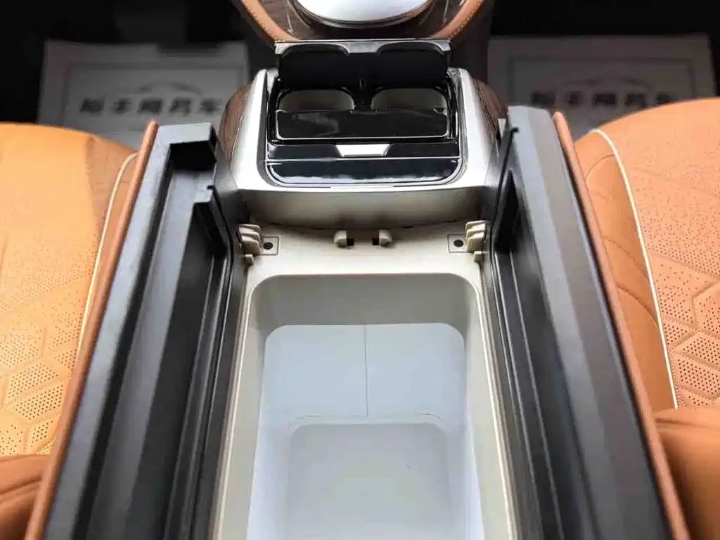 Mercedes-Benz V-Class 2023 — фото 8