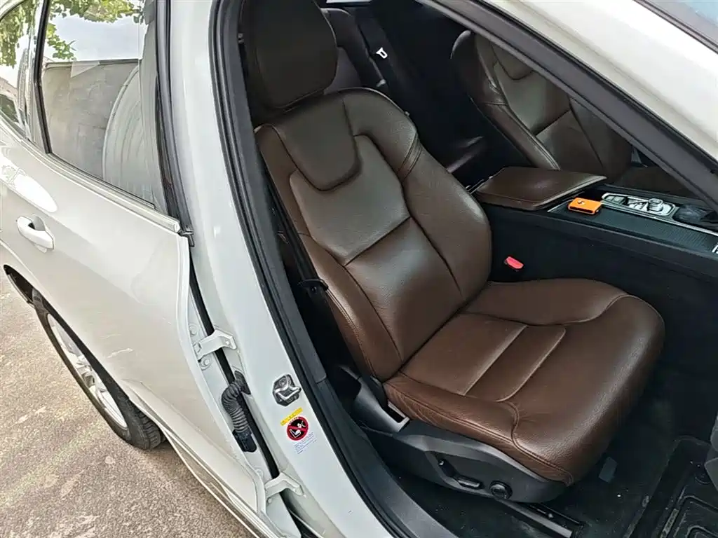 Volvo XC60 2021 — фото 25