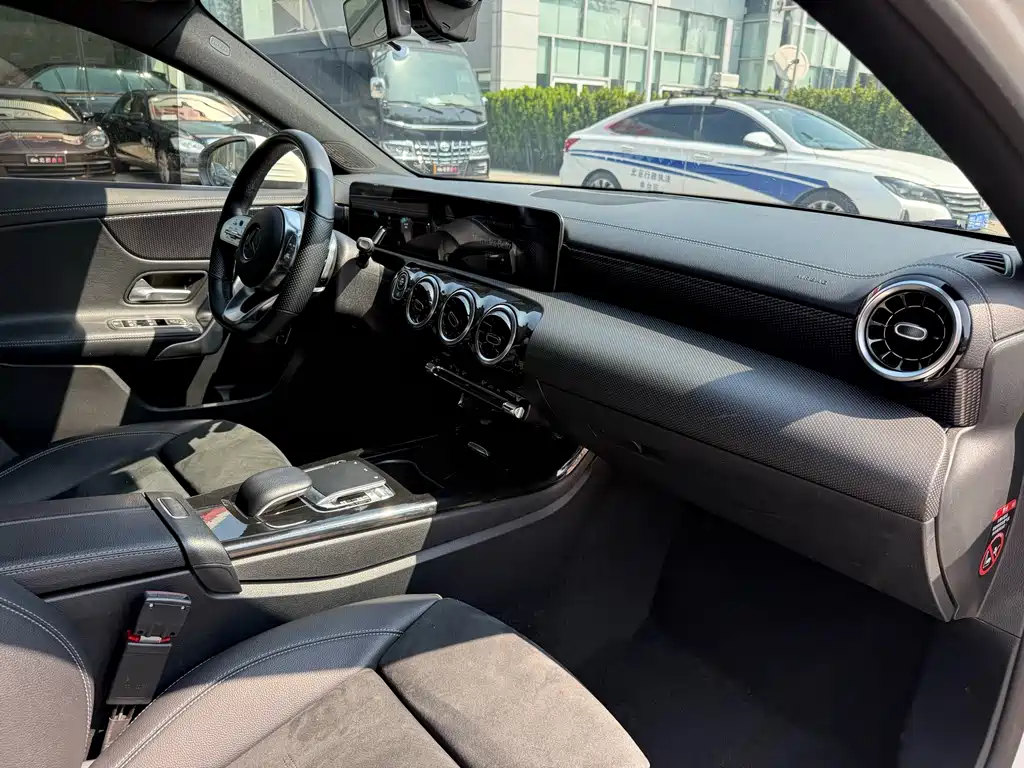 Mercedes-Benz A-Class 2019 — фото 16