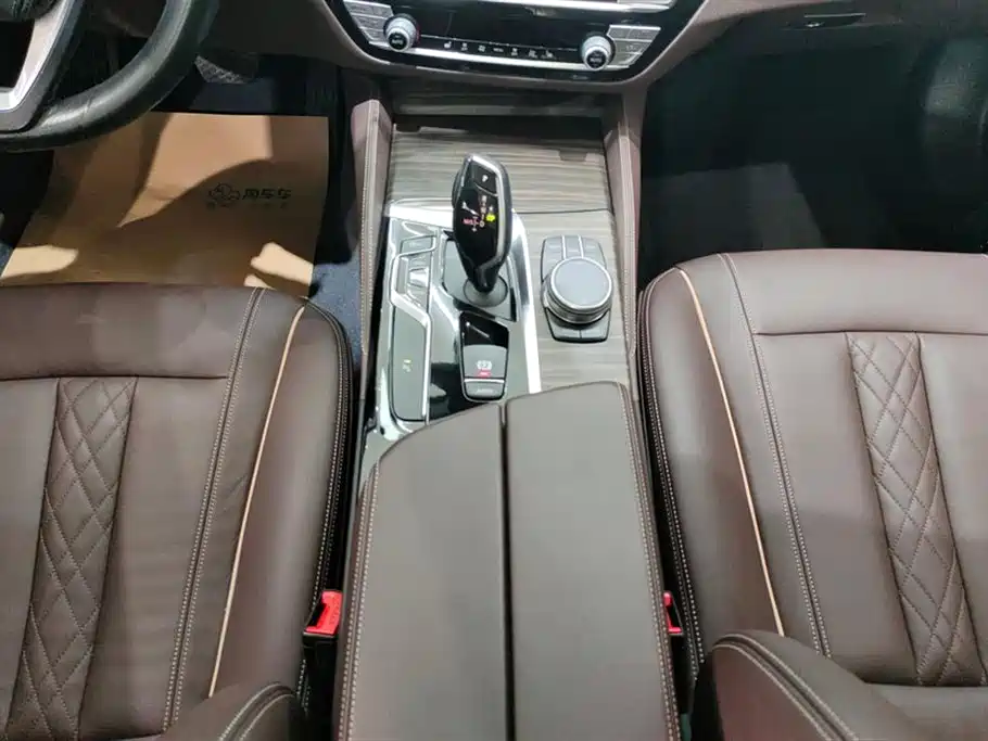 BMW 5 Series 2018 — фото 16