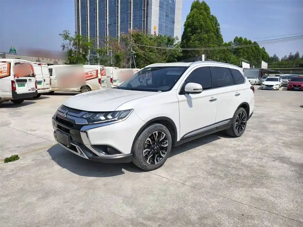 Mitsubishi Outlander 2020 — фото 1