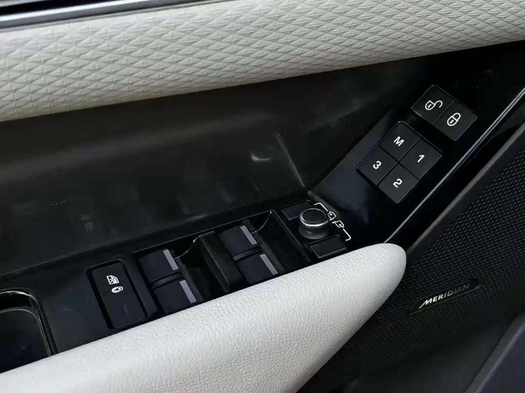 Land Rover Range Rover Velar 2017 — фото 13