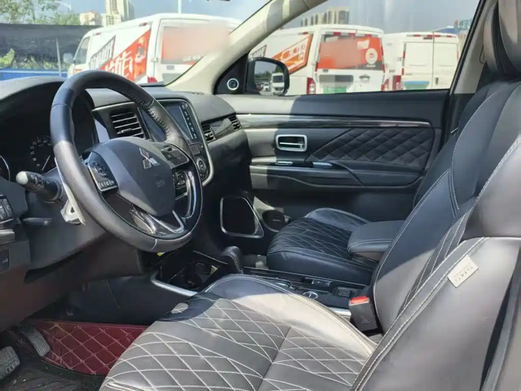 Mitsubishi Outlander 2020 — фото 18