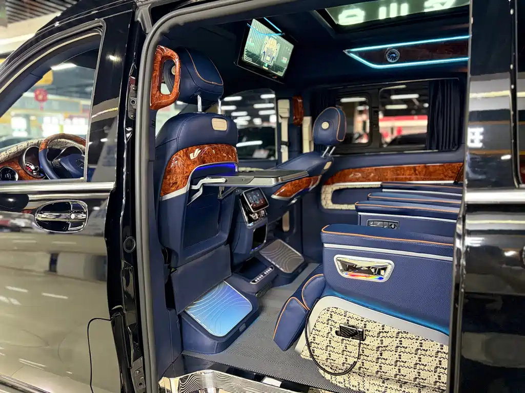 Mercedes-Benz V-Class 2024 — фото 11