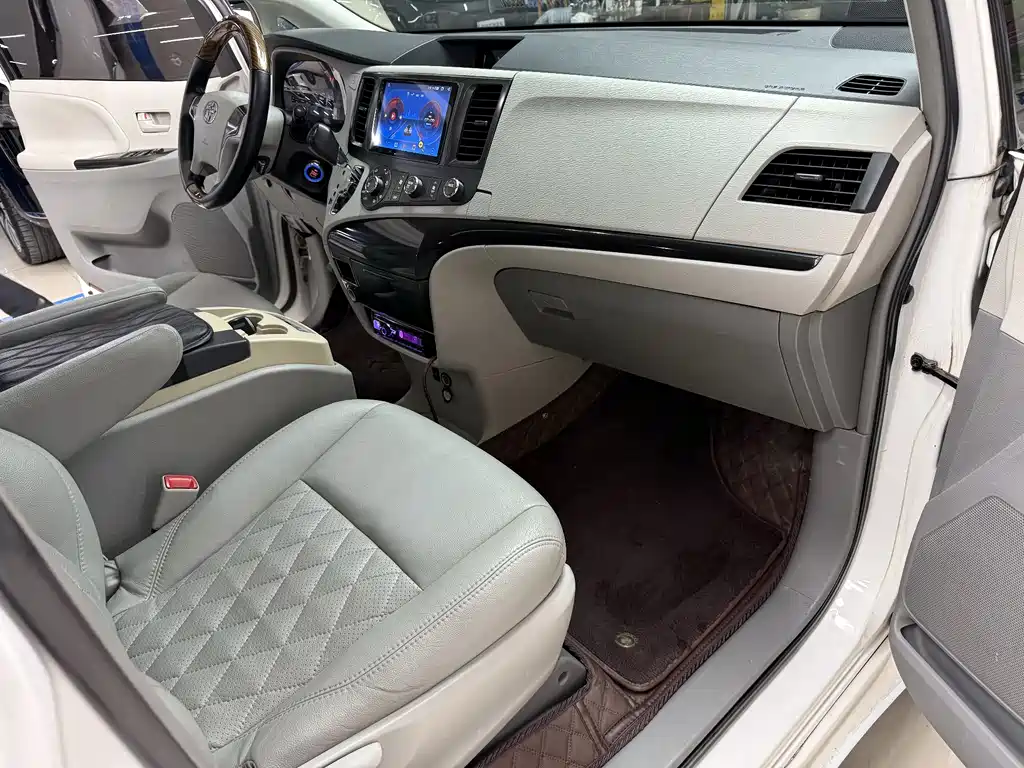 Toyota Sienna 2015 — фото 13