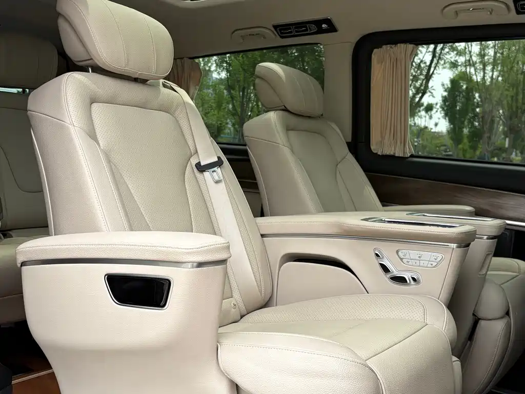 Mercedes-Benz V-Class 2022 — фото 15