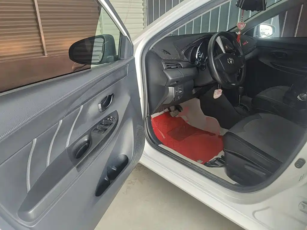 Toyota Yaris L 2017 — фото 16
