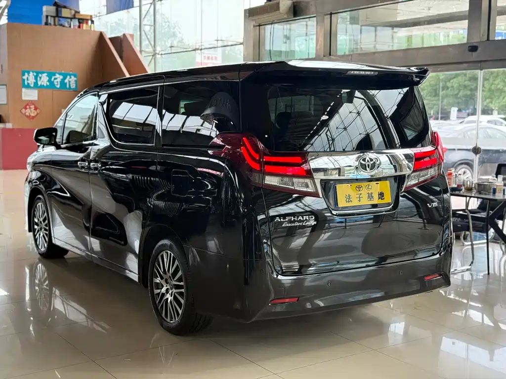 Toyota Alphard 2018 — фото 25