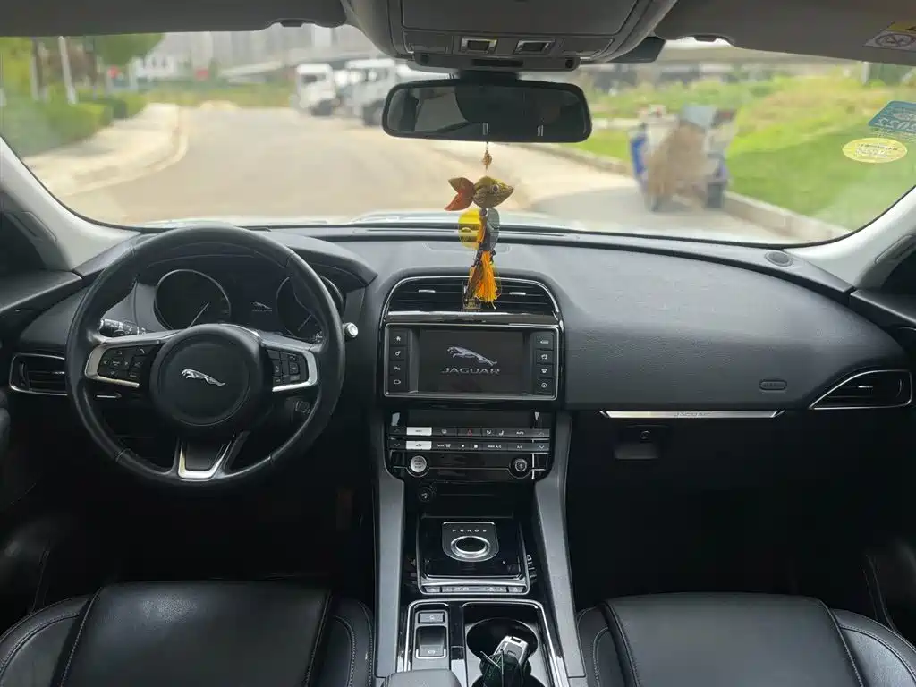 Jaguar F-PACE 2018 — фото 17